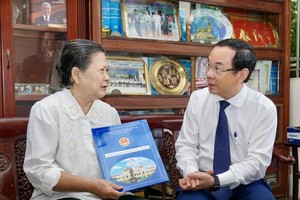 HCMC Party Committee Secretary visits senior teachers