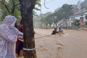 Heavy rains inundate thousands of houses in Quy Nhon City