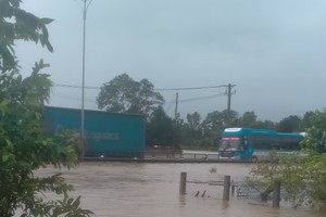 Heavy rains cause traffic congestion on National Highway 1A in Thua Thien - Hue