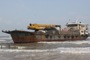 Quang Tri Province seeks for owner of drifted iron-hulled ship