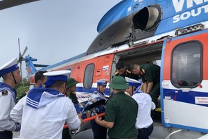 Injured soldier in Son Ca Island brought to mainland by helicopter for treatment