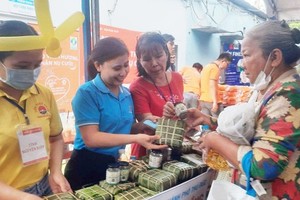 Over 600 patients receive Tet gifts from zero-dong market