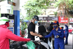 Prices of petrol hold, oil down VND520-960 per liter from Jan 11