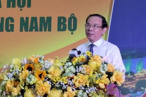 HCMC, Southeast provinces sign socio-economic development cooperation agreement