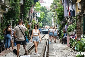 Tours of coffee shops along Hanoi train street prohibited