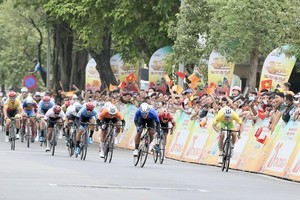 Foreign cyclist Petr Rikunov still holds the Yellow jersey