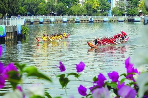 District 3 holds Ngo boat racing festival to celebrate Reunification Day