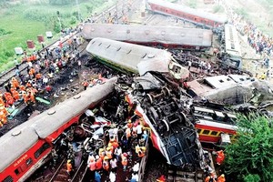 Vietnamese leaders send condolences to India over deadly train crash