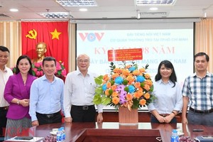 HCMC leaders visit, extend congratulations to press agencies