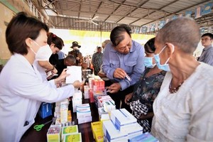 VN's doctors offer free medical check-ups, medicines for people in Cambodia