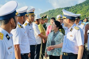 HCMC delegation visits, gives gifts to soldiers on Hon Khoai Island