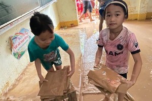 Education Minister conveys condolences to flood-affected pupils, teachers