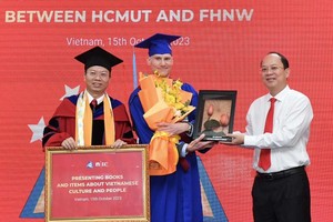 HCMC University of Technology presents Vietnamese Bookcase to Swiss students