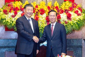 Top leaders of Vietnam and China hold talks in Hanoi