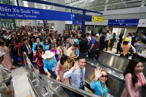 Nearly 100 overseas Vietnamese explore Metro Line No.1 Ben Thanh - Suoi Tien