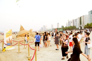 First day of holiday: Tourist attractions vibrant, roads clear