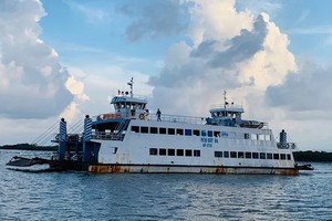 Passenger ferries to Cat Ba Island suspended due to Typhoon No.2