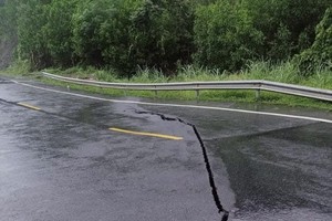Cracked roads, landslides occur after rain in Northern mountainous region