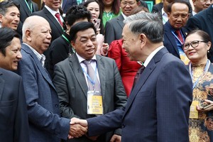 Party General Secretary, President meets with outstanding overseas Vietnamese