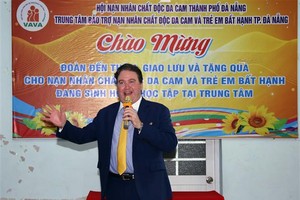 US Ambassador visits, engages in sports activities with AO victims in Da Nang