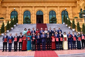 Top leader presents appointment decisions to ambassadors