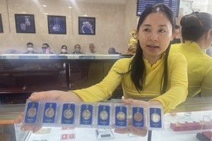 Plain gold rings rocket to new height of VND86 million per tael