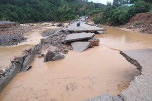 Roads devastated as floodwaters recede in Quang Tri