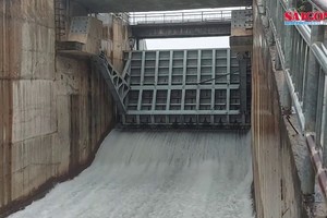 Ha Tinh: Numerous water reservoirs begin discharging excess water