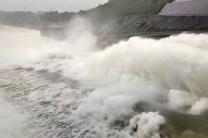 Prolonged heavy rain in Thua Thien Hue overwhelms reservoirs