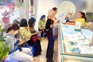 SJC cuts 9999 gold prices while others raise rates