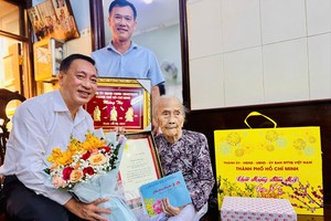 HCMC leader extends Tet wishes to elderly, families in need