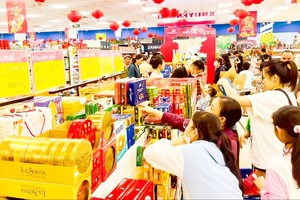 Bustling Lunar New Year shopping seen as consumer demand surges
