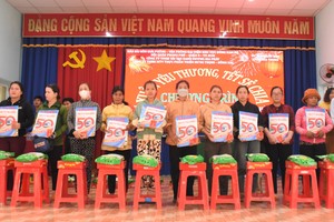 SGGP gives 100 gift packages to underprivileged households in Binh Phuoc