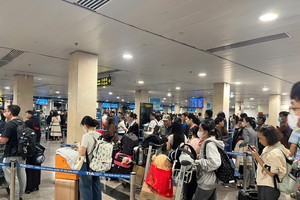 Tan Son Nhat Airport overcrowded with long check-in lines