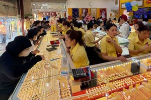 Plain gold rings hit record highs near VND95 million