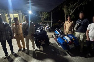 Quang Nam police penalize two foreign motorcyclists for traffic violations