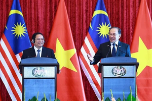 Vietnamese, Malaysian PMs hold joint press conference after Kuala Lumpur talks