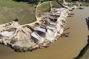 Sand prices soar in Central Highlands, halting key construction projects