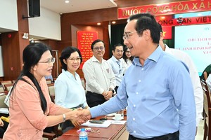 HCMC Chairman meets District 6 to resolve investment project obstacles