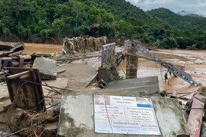 A close-up look at suspension bridges swept away in Nghe An flood