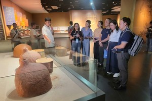 Vietnamese press visits Qinzhou Ceramics Museum, China-ASEAN AI Center