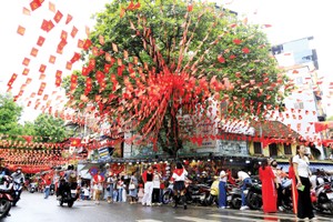 Vietnam’s capital resplendent with red hue of national flags