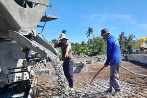 Construction crews work through night, holiday on Mekong Delta expressways