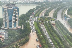Torrential rains paralyze Hanoi, flood Northern Vietnam