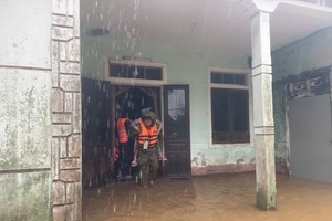 Heavy rainfall upstream causes floodwaters to rise rapidly in Hue