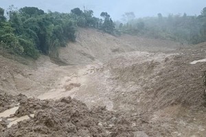 Hillside collapse cuts off five hamlets in Quang Ngai