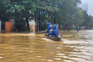 Successive boat capsizes in Hue floods cause at least six people to go missing