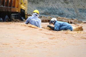 Chaos on La Son – Hoa Lien Expressway after raging floods