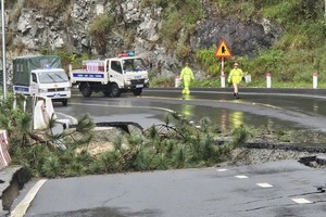 Heavy rain shuts roads, causes floods, landslides in Central Highlands