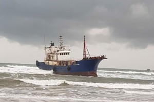 Foreign vessel inspected after drifting aground off Quang Ngai
